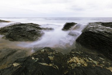 Kayalık okyanus kıyı görünümü