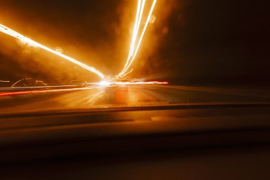 Uzun pozlama hızı araba ışıklar yollar bir gece karayolu üzerinde.