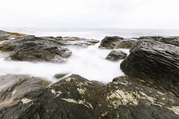 Blick Auf Die Felsige Küste Des Ozeans — Stockfoto