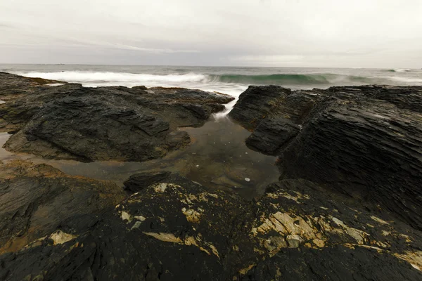 Kayalık okyanus kıyı görünümü