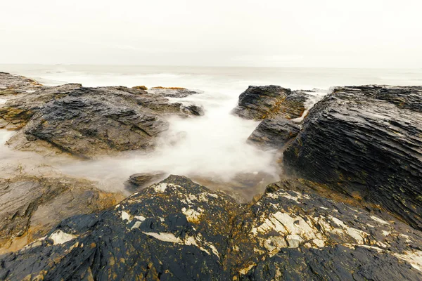 Blick Auf Die Felsige Küste Des Ozeans — Stockfoto