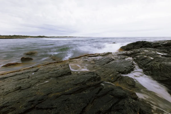 Kayalık okyanus kıyı görünümü