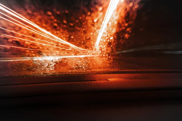 Uzun pozlama hızı araba ışıklar yollar bir gece karayolu üzerinde.