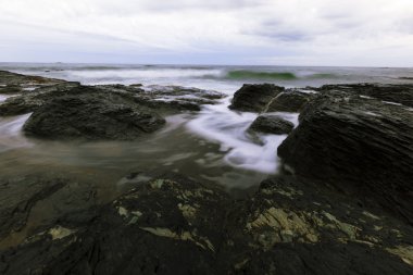 Kayalık okyanus kıyı görünümü
