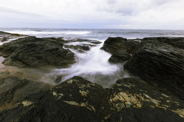 Blick Auf Die Felsige Küste Des Ozeans — Stockfoto