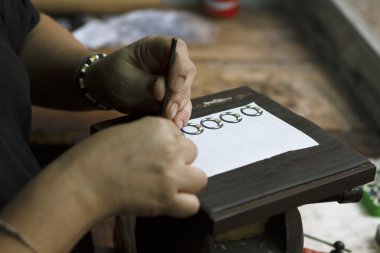 El oluşturma esnaf Kuyumcular Takı öğeleri bir atölyede yaptım..