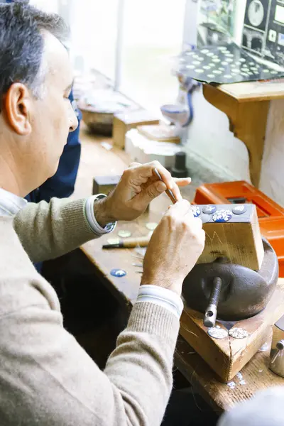 Ambachtelijke juweliers maken hand sieraden items gemaakt in een workshop. — Stockfoto