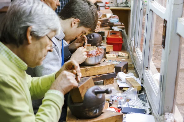 Bijoutiers artisanaux créant des bijoux faits à la main dans un atelier . — Photo