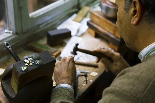 Kunsthandwerker stellen in einer Werkstatt handgefertigte Schmuckstücke her. — Stockfoto