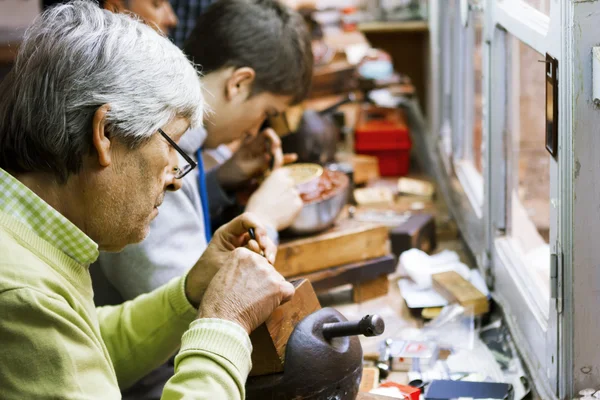 Artisan jubilerów tworzenie ręcznie wykonane elementy biżuterii w warsztacie. — Zdjęcie stockowe