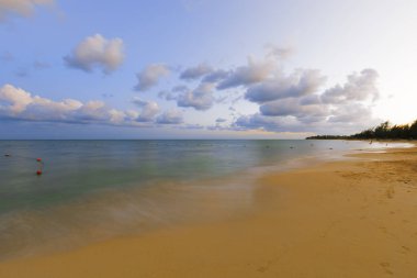 Günbatımı güzel bir Caribbean Beach.