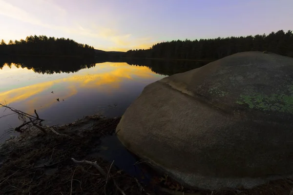 Pôr do sol em um lago florestal . — Fotografia de Stock