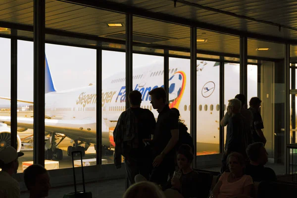 Avião Lufthansa no Terminal do Aeroporto JFK — Fotografia de Stock