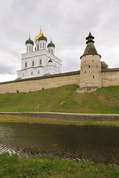 Kremlin en la ciudad de Pskov . —  Fotos de Stock