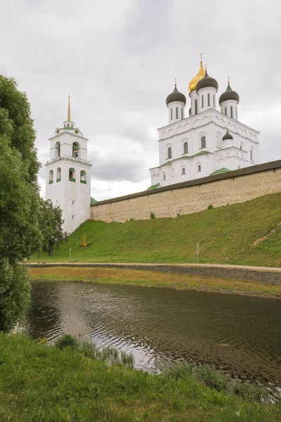 Kreml i den staden Pskov. — Stockfoto