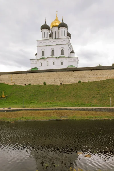 Kremlin en la ciudad de Pskov . —  Fotos de Stock