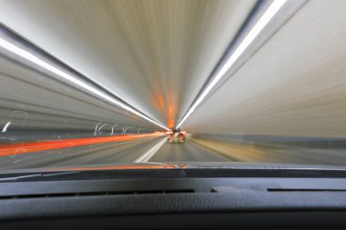 Uzun pozlama hızı araba ışıklar yollar bir gece karayolu üzerinde.