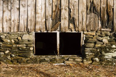 Bir tarım arazisi üzerinde eski yıpranmış ahır.