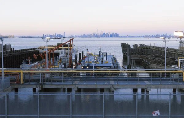 Evening view of Manhattan from Staten Island Ferry dock. — Stock Photo, Image