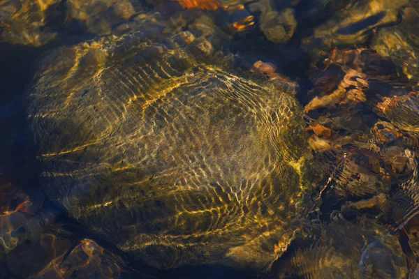 Torrente di montagna rocciosa. — Foto Stock