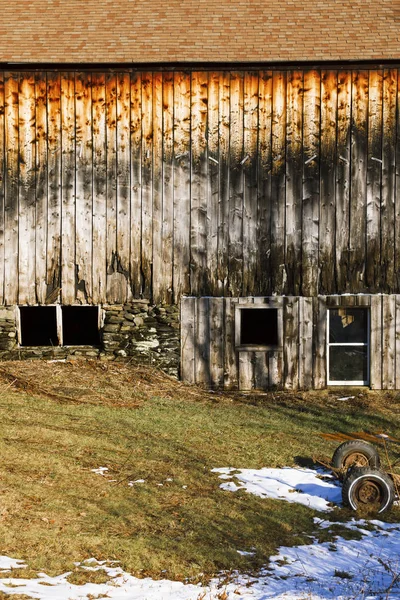 Oude Verweerde Schuur Een Landbouwgrond — Stockfoto