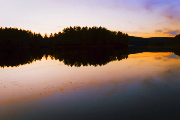 Pôr do sol em um lago florestal . — Fotografia de Stock