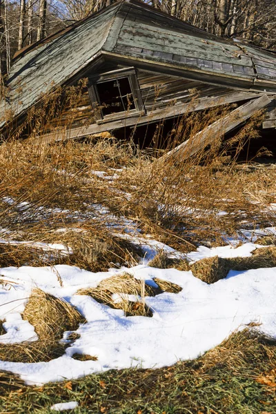 农田上的风化的旧谷仓 — 图库照片