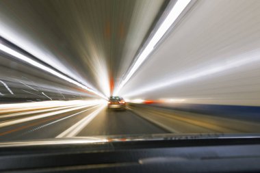 Uzun pozlama hızı araba ışıklar yollar bir gece karayolu üzerinde.