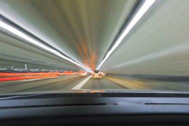 Uzun pozlama hızı araba ışıklar yollar bir gece karayolu üzerinde.