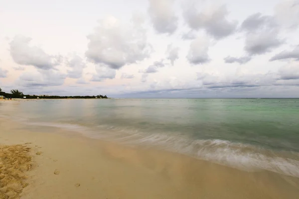 Sonnenuntergang an einem wunderschönen karibischen Strand. — Stockfoto