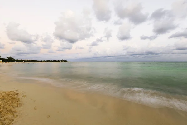 Sunset on a beautiful Caribbean beach. — Stock Photo, Image