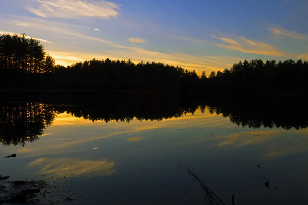 Pôr do sol em um lago florestal . — Fotografia de Stock