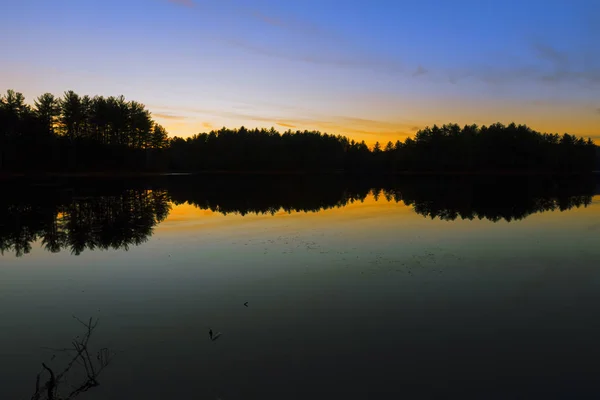 Pôr do sol em um lago florestal . — Fotografia de Stock