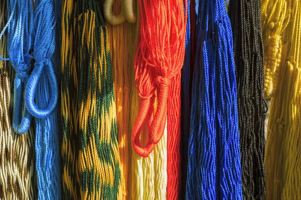 Färgglada handgjorda hängmattor på hantverksmässiga marknaden. — Stockfoto