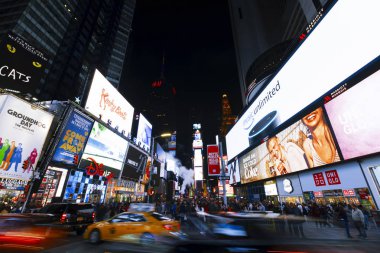 Geceleri parlak ışıklar, New York Times Meydanı.