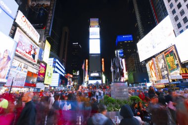 Geceleri parlak ışıklar, New York Times Meydanı.