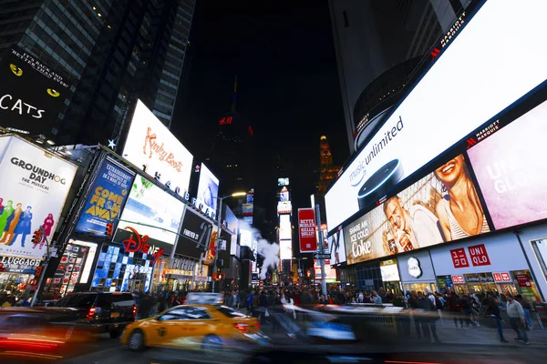 明亮的灯光的纽约时报广场在晚上. — 图库照片