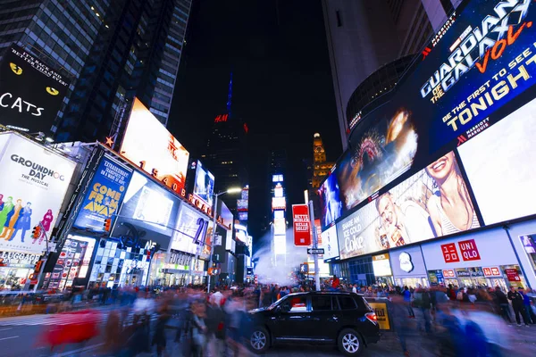 Luces brillantes de New York City Times Square por la noche . — Foto de Stock