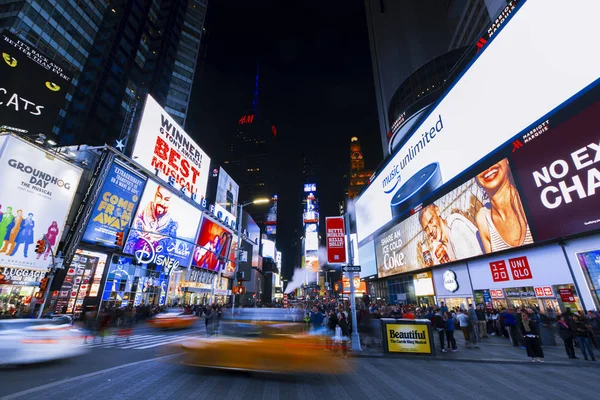 Jasne światła z nowojorskiej Times Square w noc. — Zdjęcie stockowe
