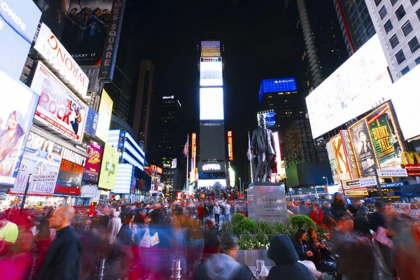 明亮的灯光的纽约时报广场在晚上. — 图库照片