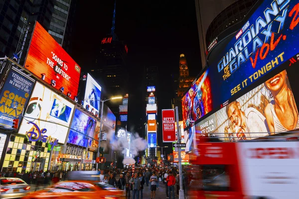 Luces brillantes de New York City Times Square por la noche . — Foto de Stock