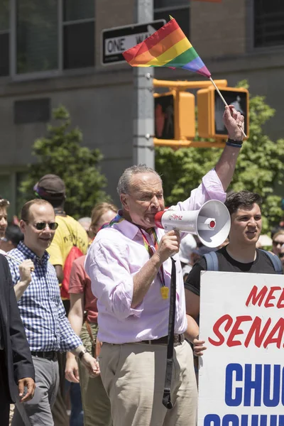 Американський сенатор Чарльз Елліс Чак Шумер бере участь в ЛГБТ-парад. — стокове фото