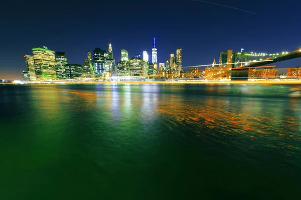 New York kaupunki yöllä. — kuvapankkivalokuva