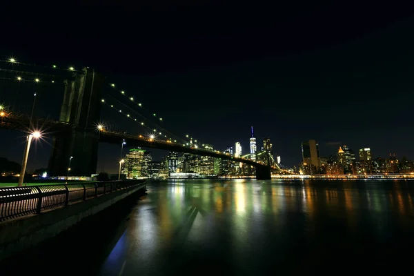 นิวยอร์กซิตี้ตอนกลางคืน . — ภาพถ่ายสต็อก