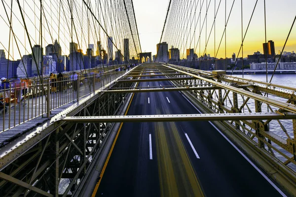 Weergave van de Brooklyn Bridge, een van de oudste bruggen in de Verenigde Staten — Stockfoto