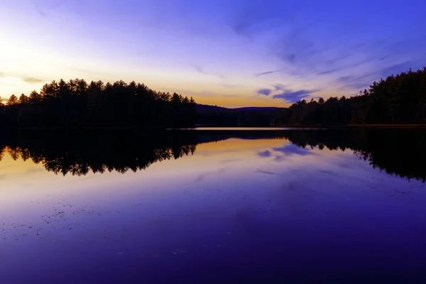 Puesta de sol en un lago forestal . —  Fotos de Stock