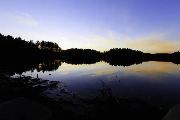 Pôr do sol em um lago florestal . — Fotografia de Stock