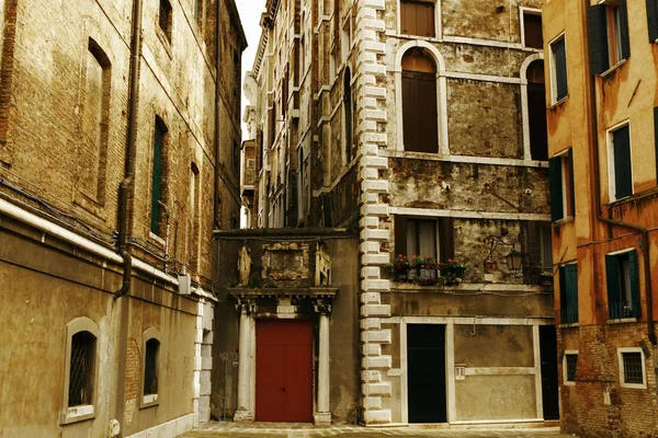 Vistas de los canales y la arquitectura antigua de Venecia . — Foto de Stock