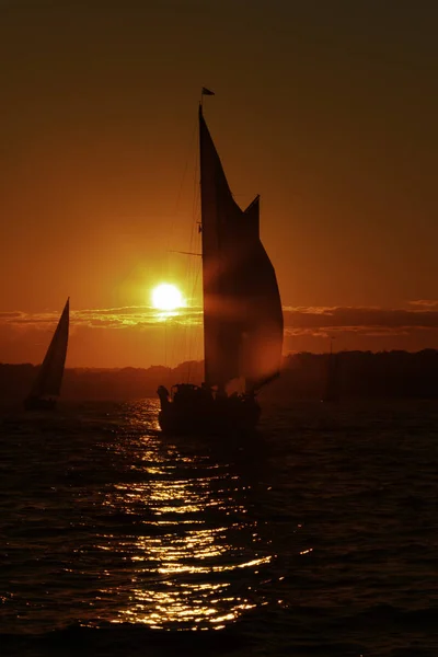 Berlayar perahu saat matahari terbenam . — Stok Foto