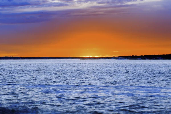 Schöner Sonnenuntergang über dem Ozean. — Stockfoto